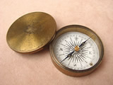Victorian explorers pocket compass with lid circa 1860